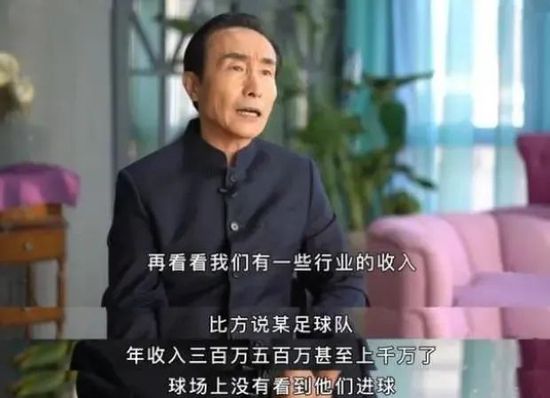 滕哈赫说道：“我们想要创造一个极佳的氛围，首先要从我们自己做起，表明我们真的有一个计划，你可以看到一支真正充满渴望、雄心勃勃、意志坚定的球队，然后让我们伟大的球迷为之振奋。